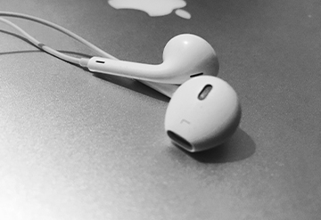 apple-earphones-by-Amrith